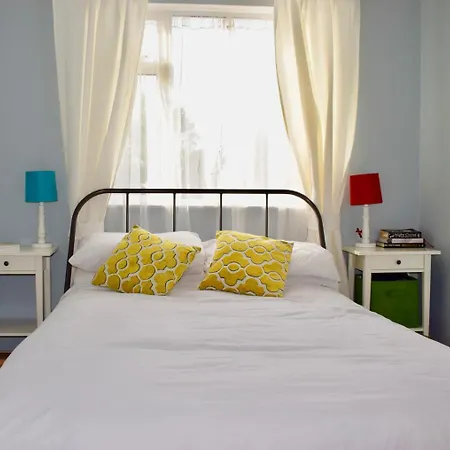 Bright 2 Bedroom House With Large Garden *