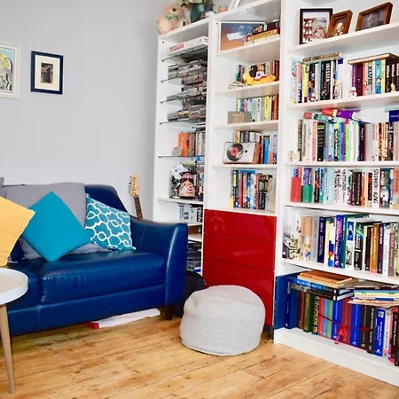 Bright 2 Bedroom House With Large Garden * 더블린