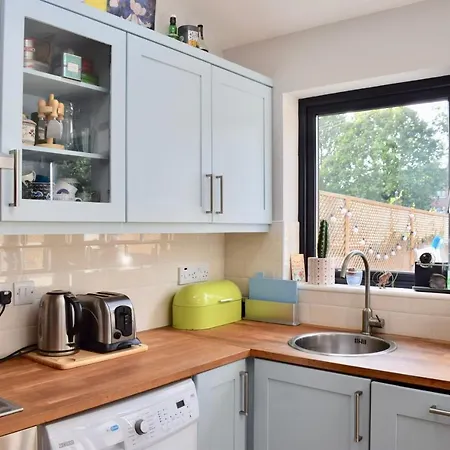 Bright 2 Bedroom House With Large Garden 더블린